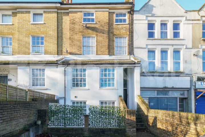 Small but perfectly formed, self contained top floor studio   Upper Tulse Hill, Brixton